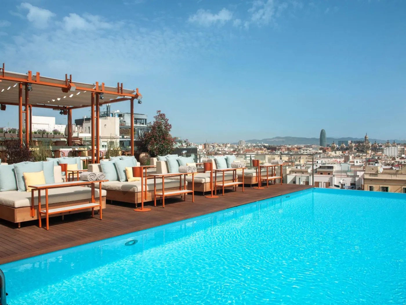 Alberca infinita en la azotea del Grand Hotel Central, Barcelona