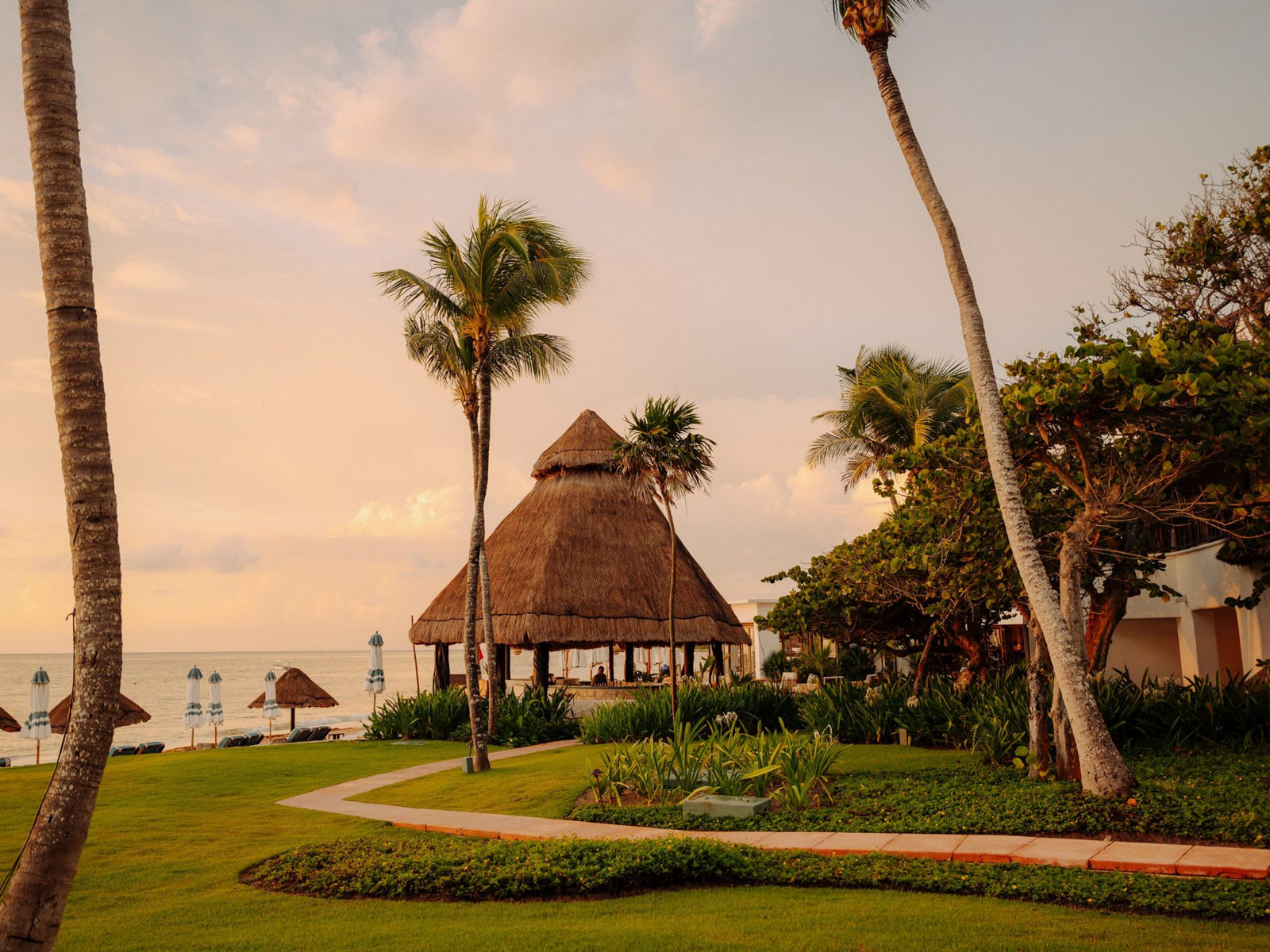 Jardines y palapa frente al mar en Maroma, Riviera Maya